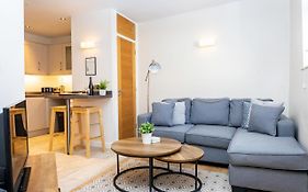 Spotless, Modern, Central Location Netflix In Every Room!